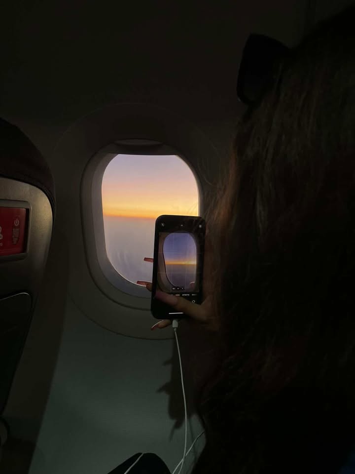 fille qui prend en photo hublot avion